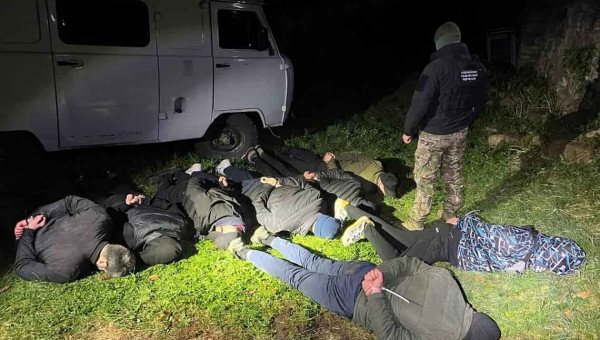 До Румунії на старій "буханці" за 9 тисяч євро: прикордонники затримали семеро чоловіків із Житомирської та інших областей