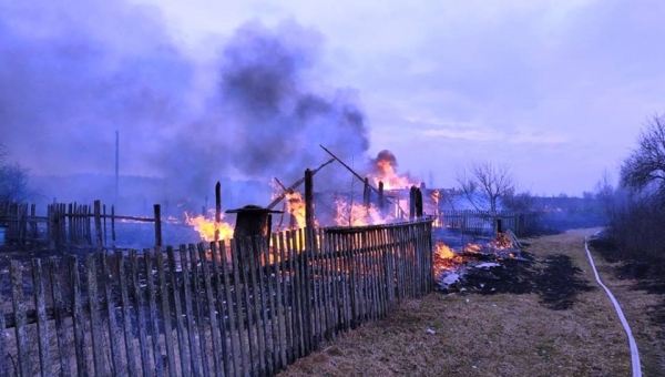 Палили суху траву, а згоріло мало не півсела