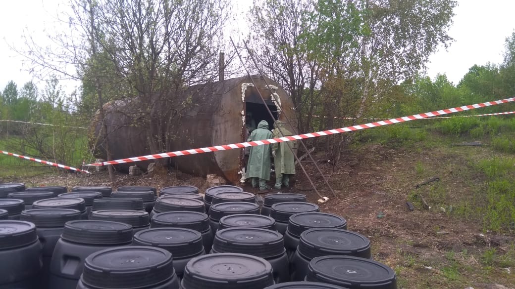 На Олевщині старі й отруйні хімікати перепаковують у нову тару! ФОТОрепортаж з місця події