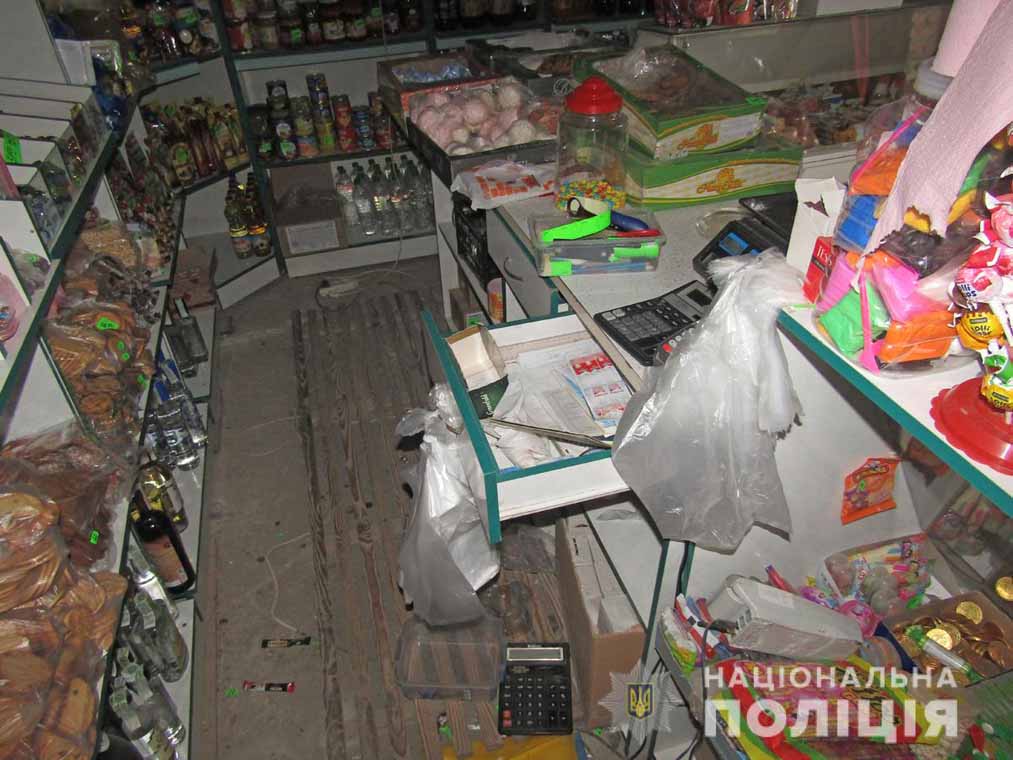 У Новоград-Волинському районі підлітки обікрали два магазина