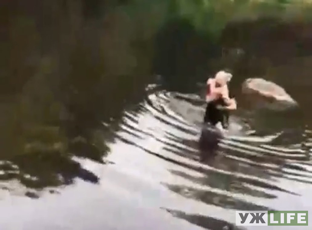 У Новоград - Волинському перехожі врятували життя дитини, яка впала з мосту в річку. ВІДЕО