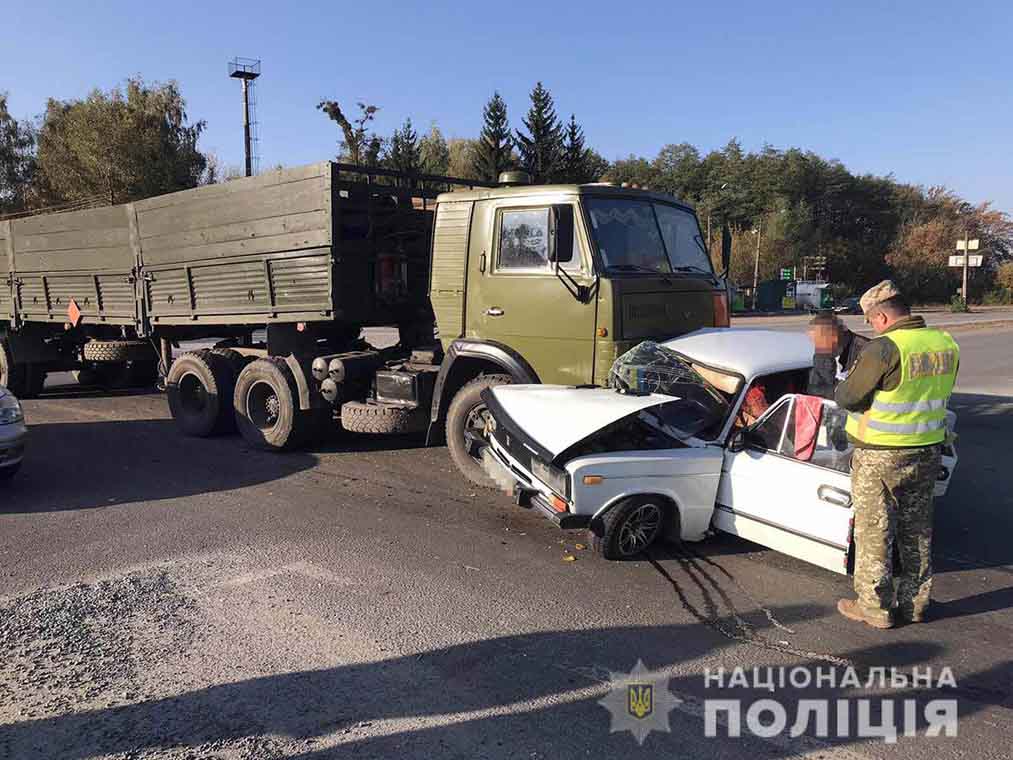 У Новограді-Волинському КамАЗ зіштовхнувся з легковиком: троє людей постраждали