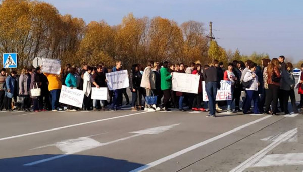 У Лугинському районі вчителі перекрили міжнародну трасу через невиплату зарплат