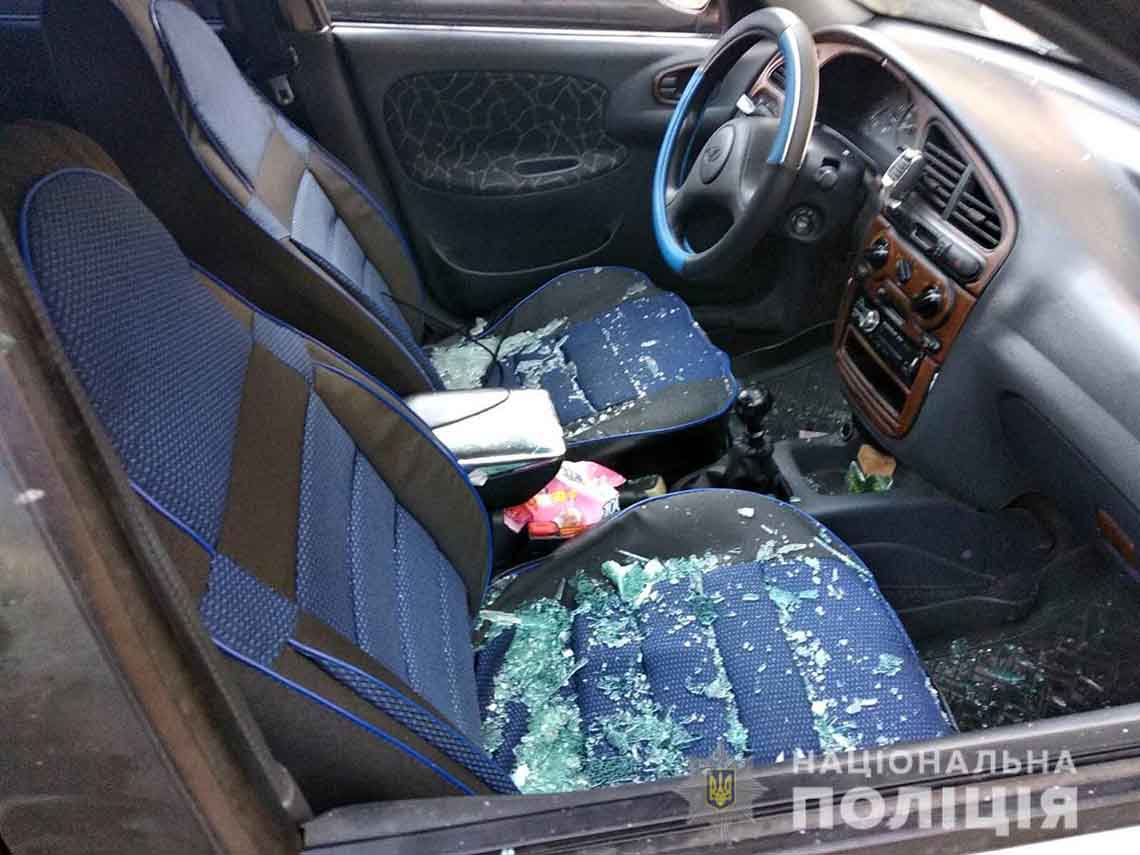 У Новоград-Волинському хуліган вночі пошкодили дві автівки