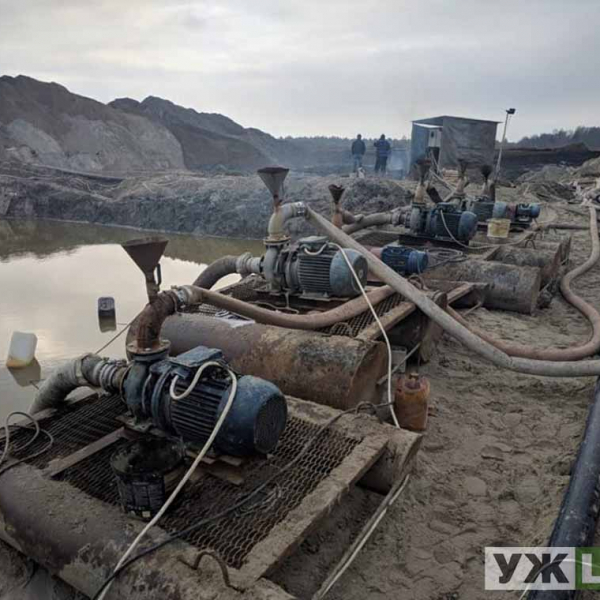 На Олевщині виявили незаконний кар'єр із видобутку бурштину на сільгоспземлях 📷ФОТОрепортаж