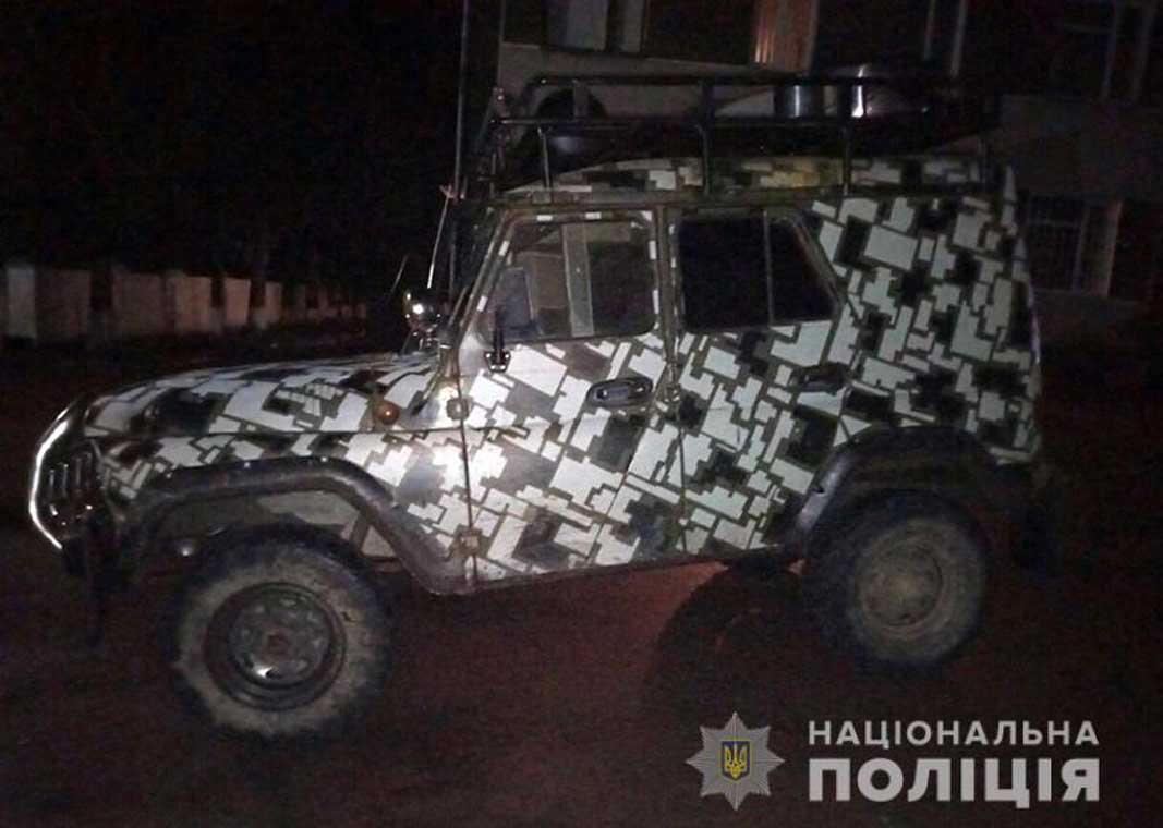 На Олевщині поліцейські вилучили автомобіль та знаряддя нелегальних бурштиношукачів