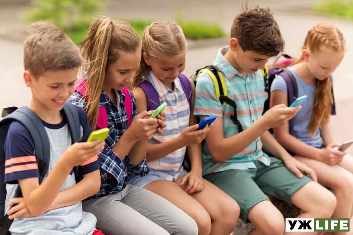 У Раді пропонують заборонити телефони в школах: що це значить