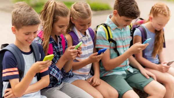 У Раді пропонують заборонити телефони в школах: що це значить