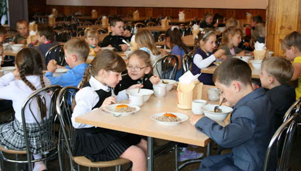 У 83 закладах освіти Житомирської області спеціалісти виявили порушення вимог безпечного та якісного харчування дітей
