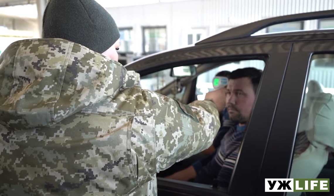 Прикордонники вимірюють температуру всім, хто в’їжджає в Україну через кордон у Житомирській області 🎥ВІДЕО