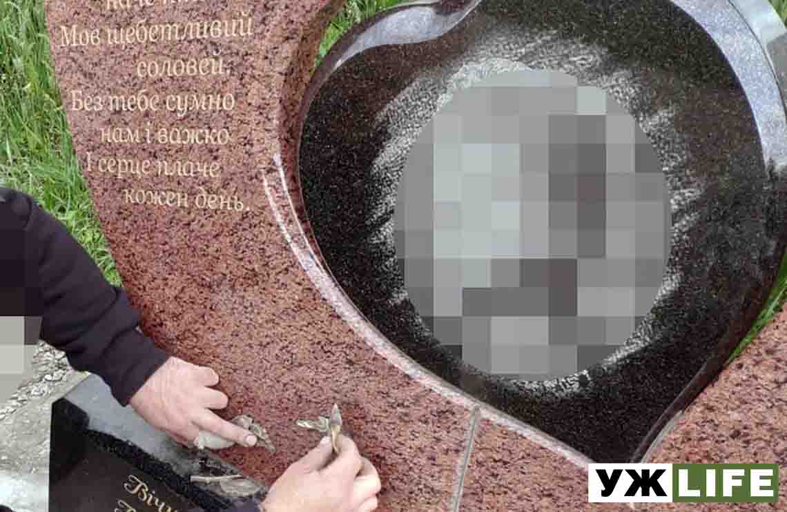 На кладовищі в Коростишеві пошкодили кілька десятків пам’ятників: поліція шукає крадія металевого оздоблення могил та потерпілих