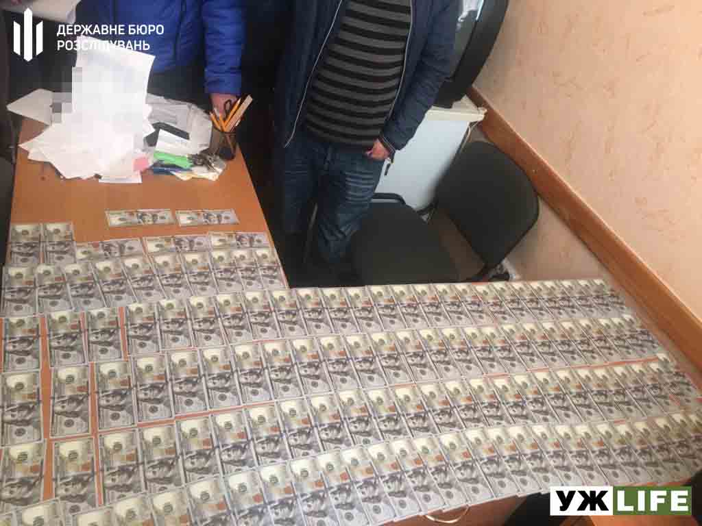Співробітник податкової затриманий під час отримання $ 12 тис. хабара на Житомирщині (ФОТОрепортаж)