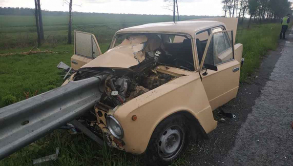 На трасі Київ-Чоп у Житомирській області відбійник наскрізь прошив «копійку»: водій відбувся подряпинами (ФОТО)