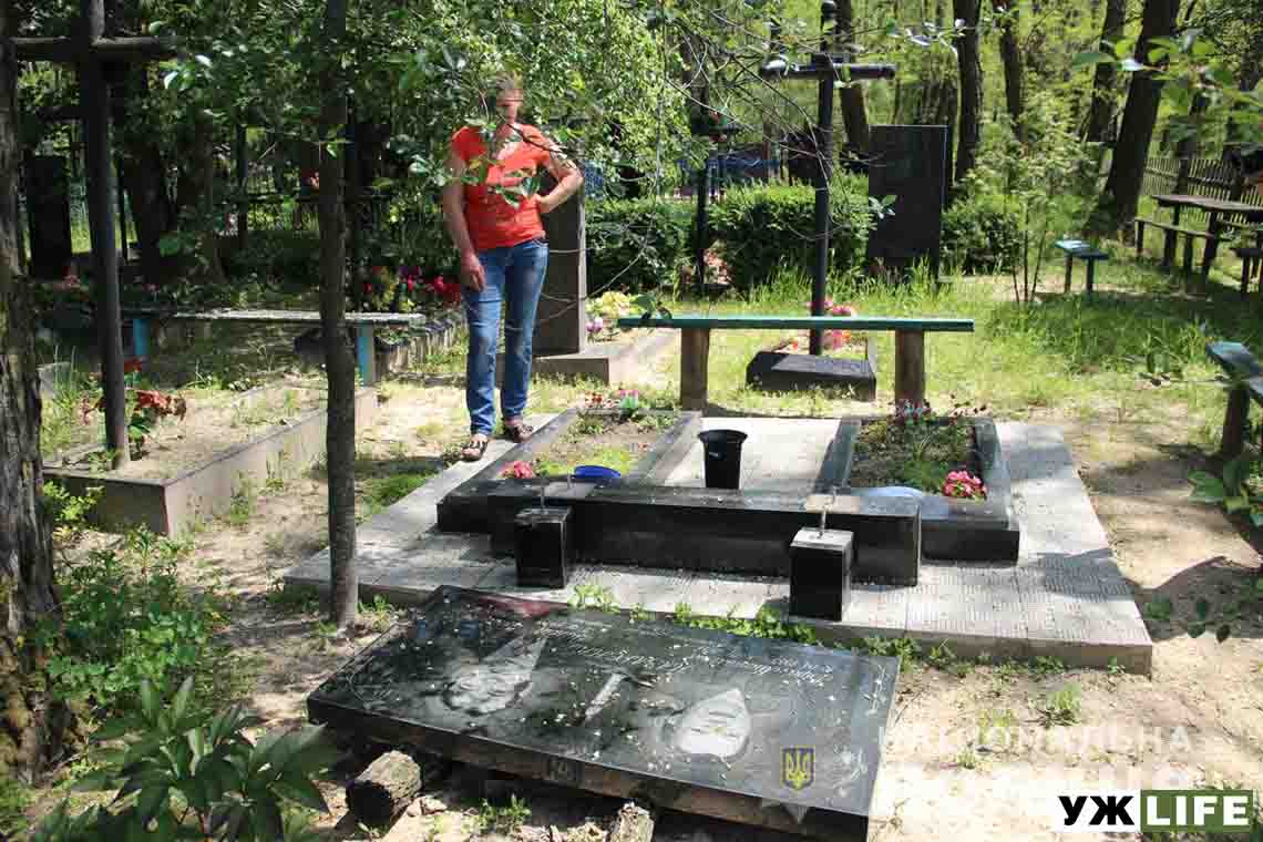 У Малинському районі на кладовищі нетверезий чоловік побив десятки пам’ятників, хрестів та портретів померлих