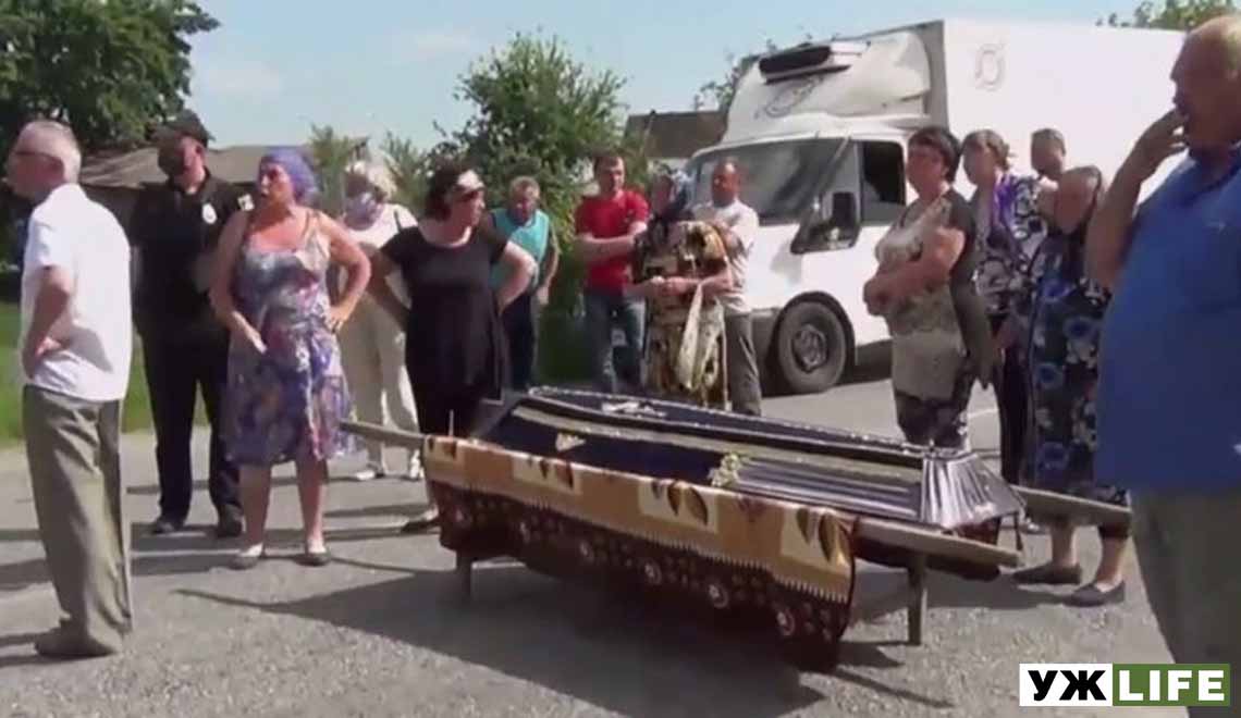 На Житомирщині люди перекривали дорогу, вимагаючи справедливого розслідування смерті односельця (ВІДЕО)