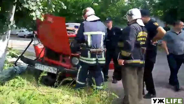 На Житомирщині рятувальники деблокували водія, який внаслідок ДТП застряг в автомобілі (ВІДЕО)