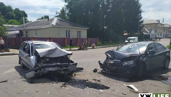 В Олевську зіткнулися Volkswagen та Chevrolet, травмувалися троє дорослих і дитина (ФОТО)