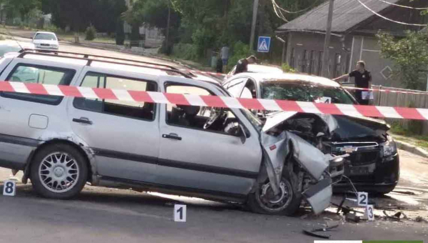 Відео ДТП в Олевську за участю нетверезого поліцейського: потерпілих діставали через вікно, а винуватець аварії обіцяв компенсацію