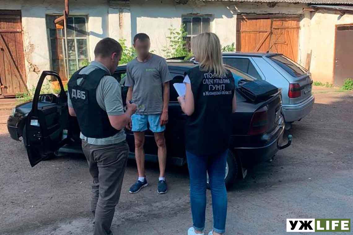 В райцентрі Житомирської області затримали колишнього поліцейського, який продавав наркотики біля відділку поліції (ФОТОрепортаж)