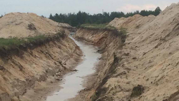 В Олевському районі на сільськогосподарських землях орендар вирив канал та водойму