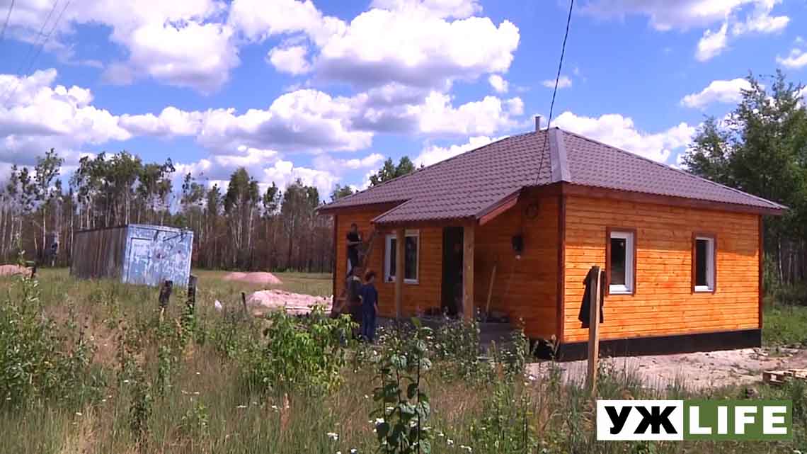 На Житомирщині у селі Магдин добудовують перший модульний будинок для погорільців