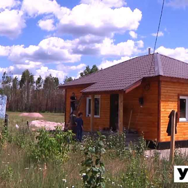 На Житомирщині у селі Магдин добудовують перший модульний будинок для погорільців