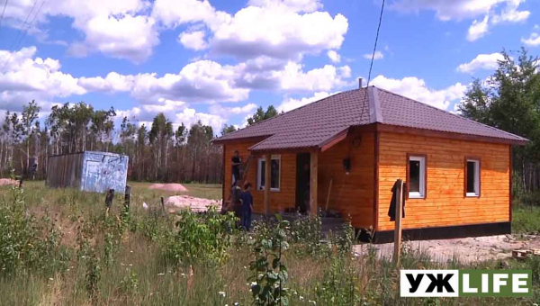 На Житомирщині у селі Магдин добудовують перший модульний будинок для погорільців
