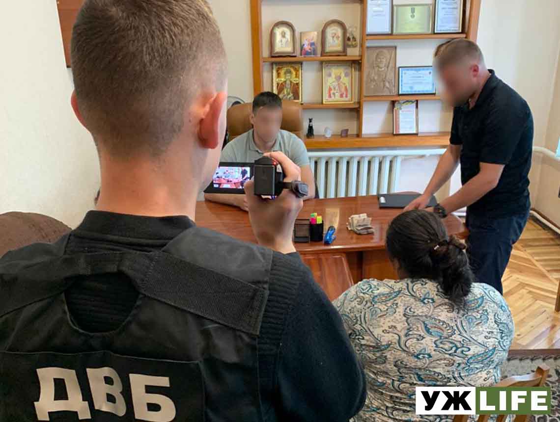 Мешканку Олевщини затримали за намагання дати хабар старшому лейтенанту поліції (ФОТО)