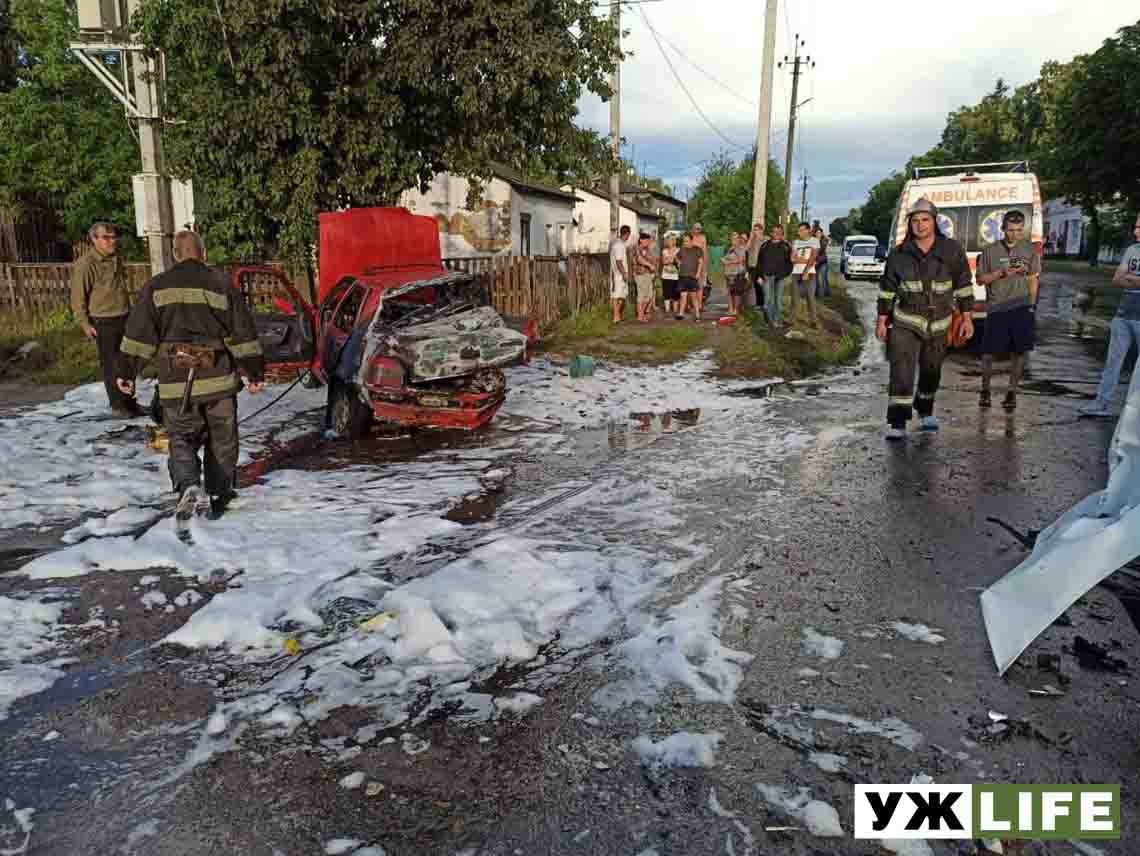 У Малині після ДТП спалахнув автомобіль: рятувальники деблокувати з машини жінку, на якій горіли одяг та волосся (ФОТО)