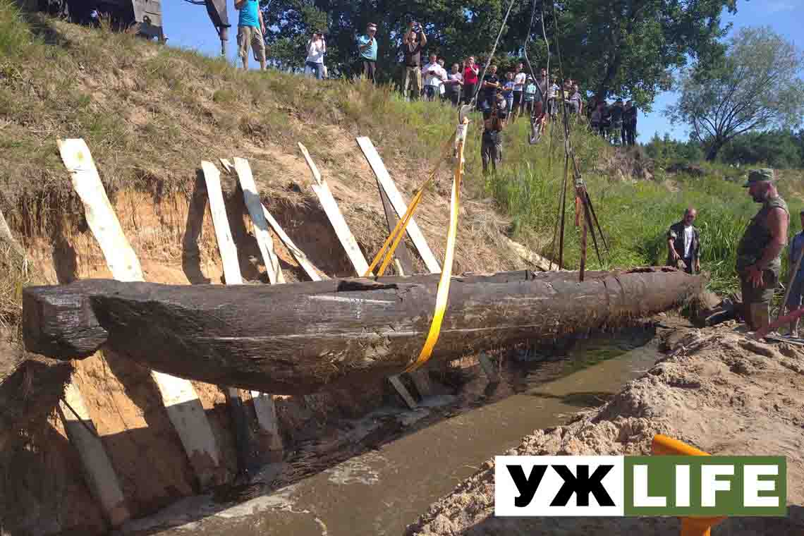 На Олевщині знайшли стародавній човен-довбанку 📸ФОТОрепортаж