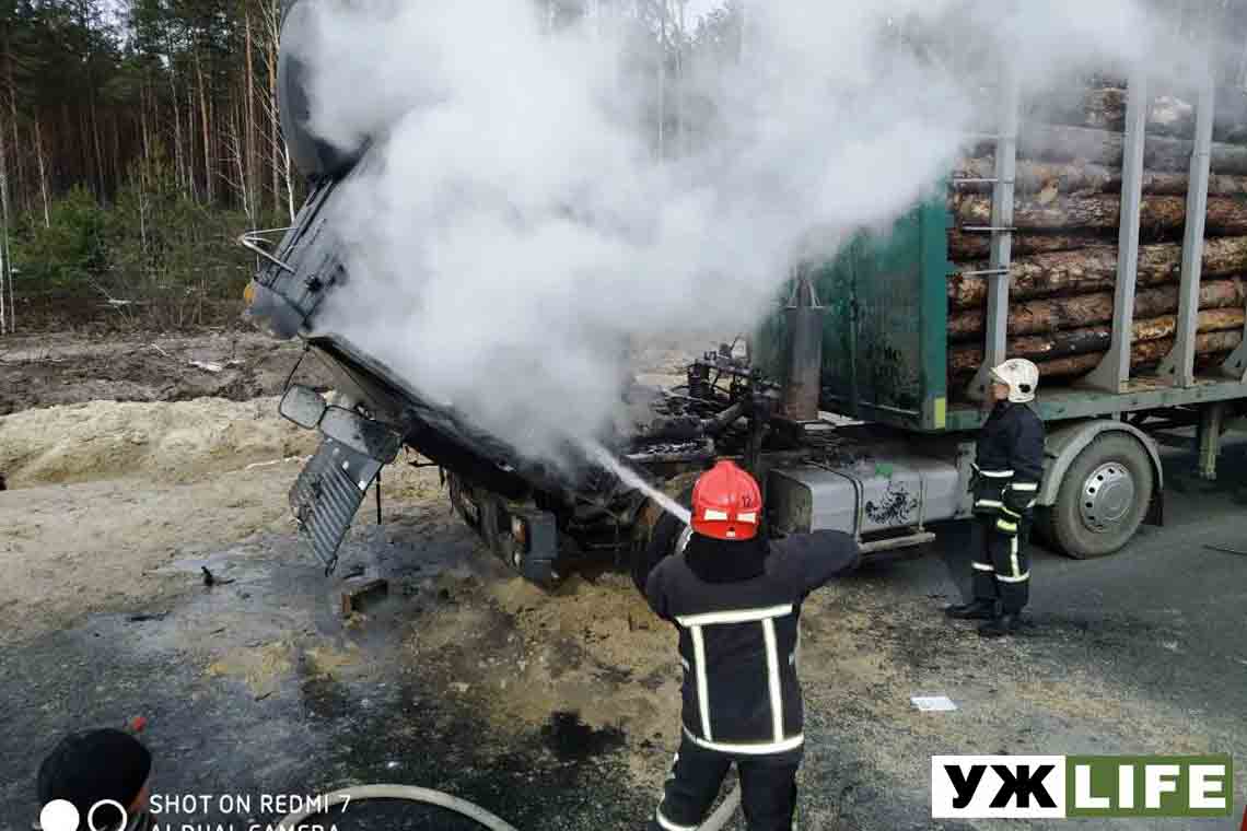 На трасі в Овруцькому районі загорілась вантажівка, у причепі була деревина (ФОТО)
