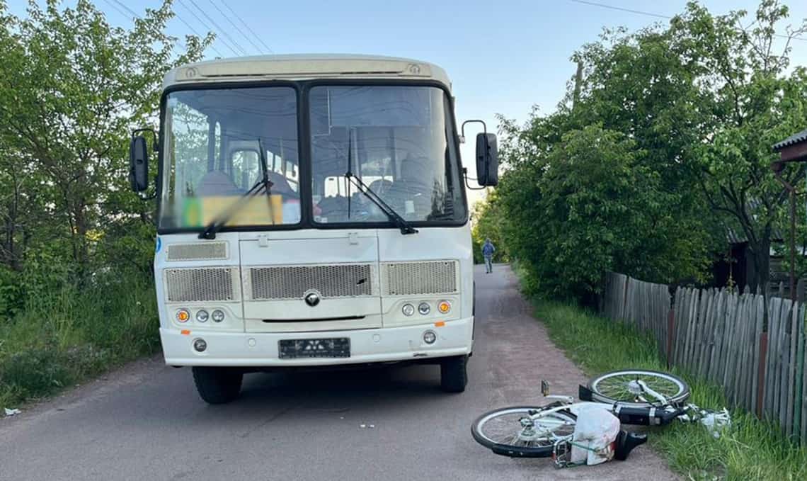 У Коростені автобус зіткнувся з 86-річним велосипедистом: пенсіонер потрапив до лікарні