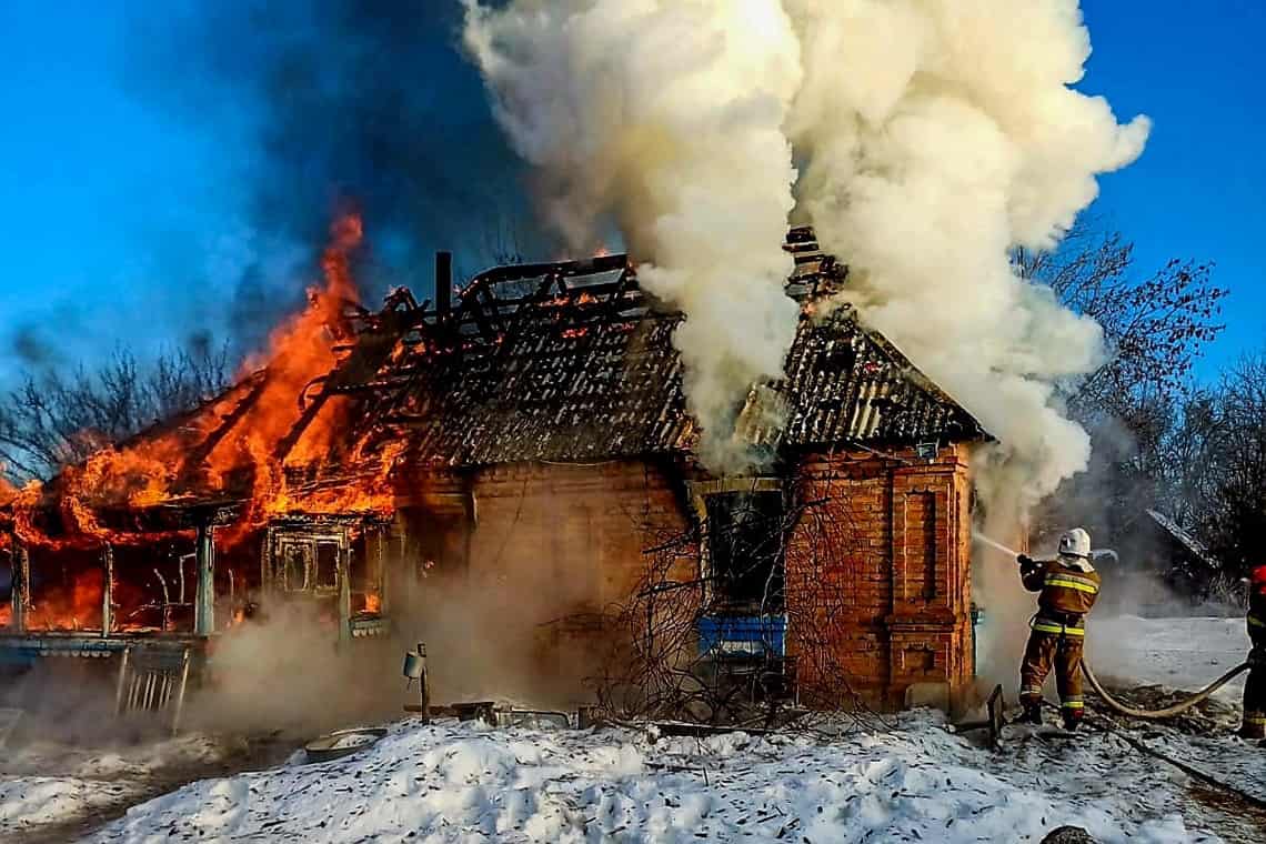 У селі на Житомирщині під час пожежі в будинку загинула однорічна дитина: старша врятувалась