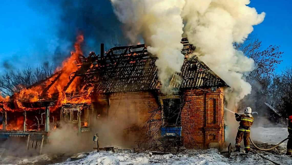 У селі на Житомирщині під час пожежі в будинку загинула однорічна дитина: старша врятувалась